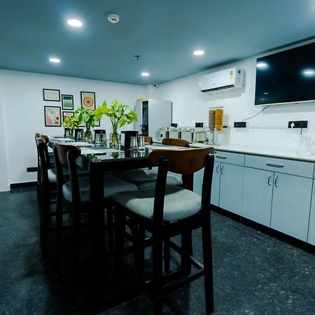 Bedchambers Luxury Apartment Near Golf Course Road Gurgáon Kültér fotó
