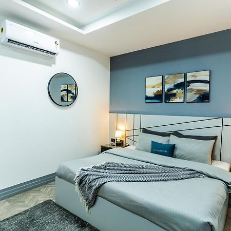 Bedchambers Luxury Apartment Near Golf Course Road Gurgáon Kültér fotó
