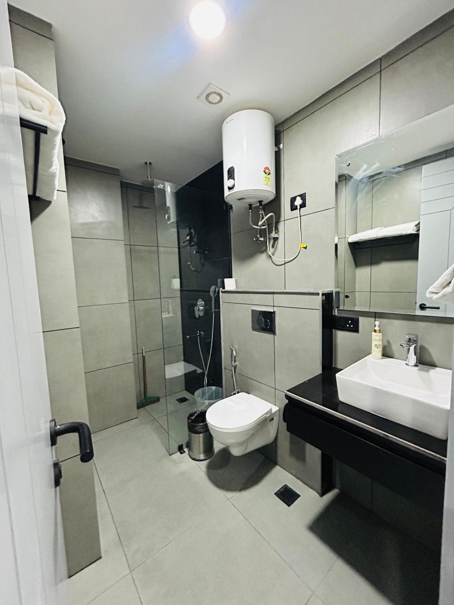 Bedchambers Luxury Apartment Near Golf Course Road Gurgáon Kültér fotó