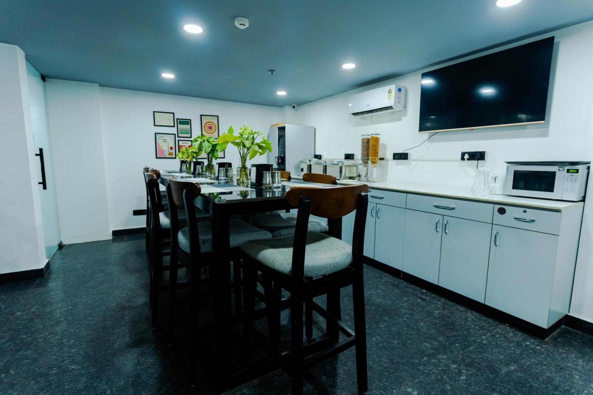 Bedchambers Luxury Apartment Near Golf Course Road Gurgáon Kültér fotó