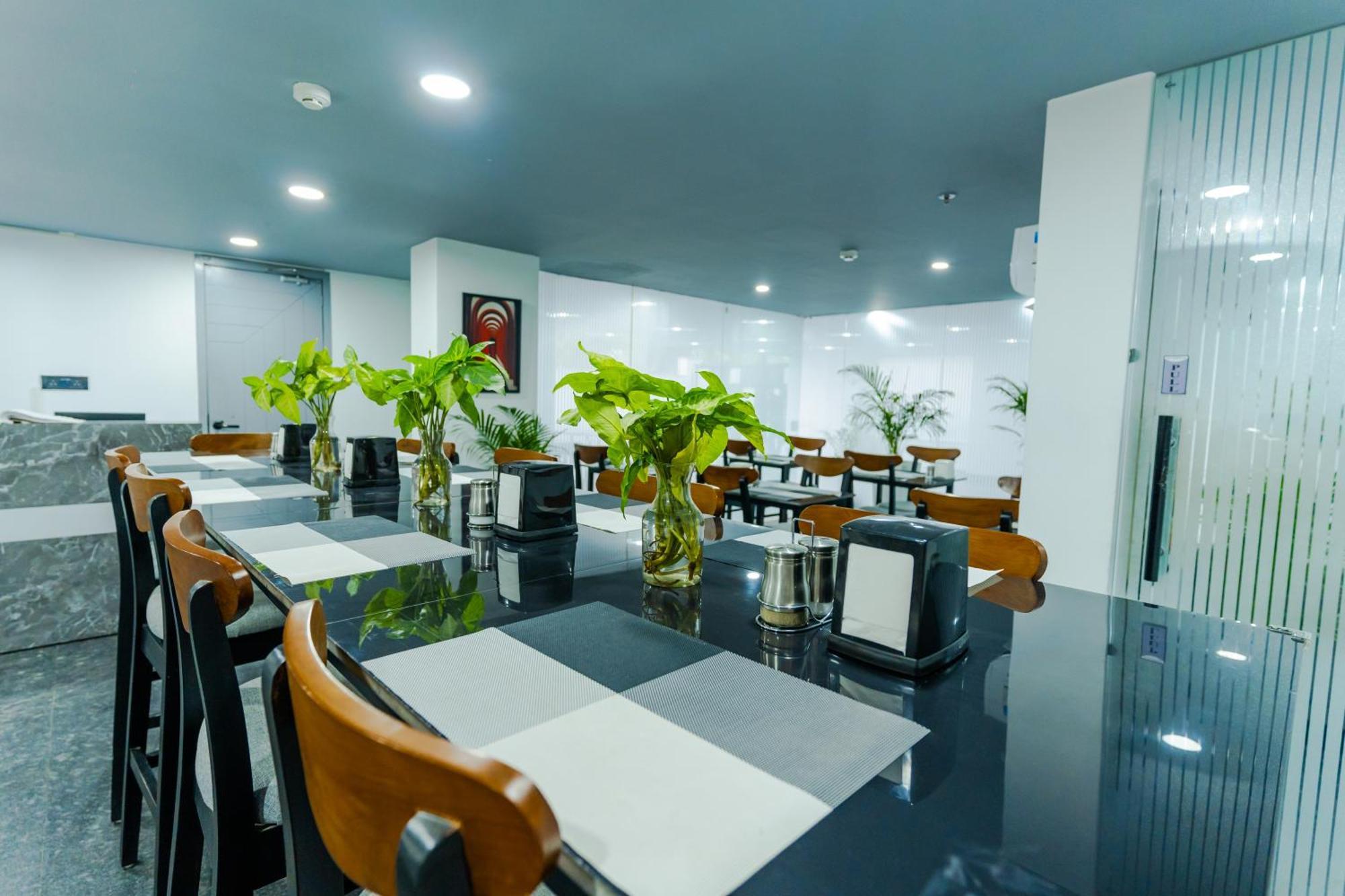 Bedchambers Luxury Apartment Near Golf Course Road Gurgáon Kültér fotó