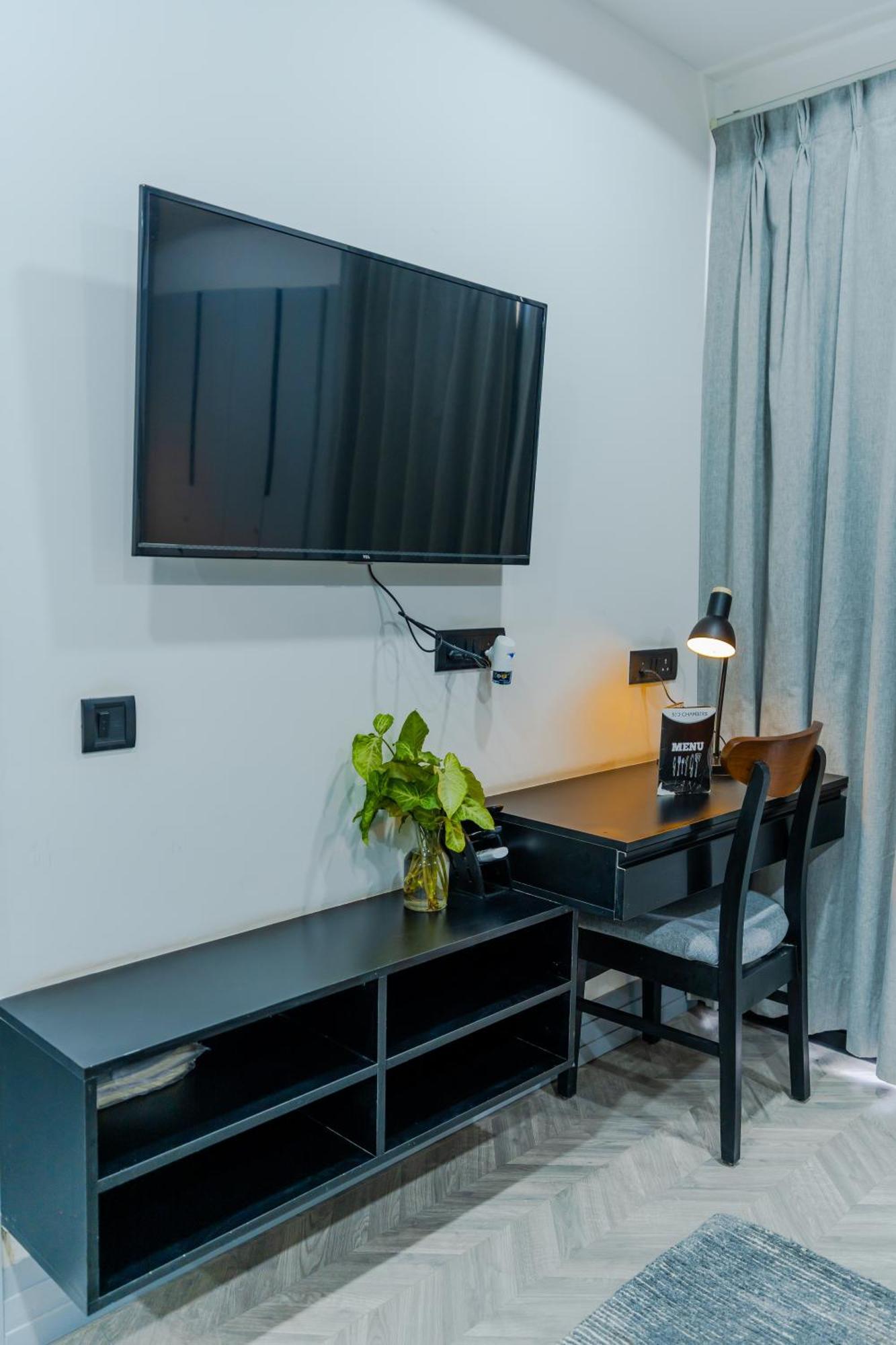 Bedchambers Luxury Apartment Near Golf Course Road Gurgáon Kültér fotó