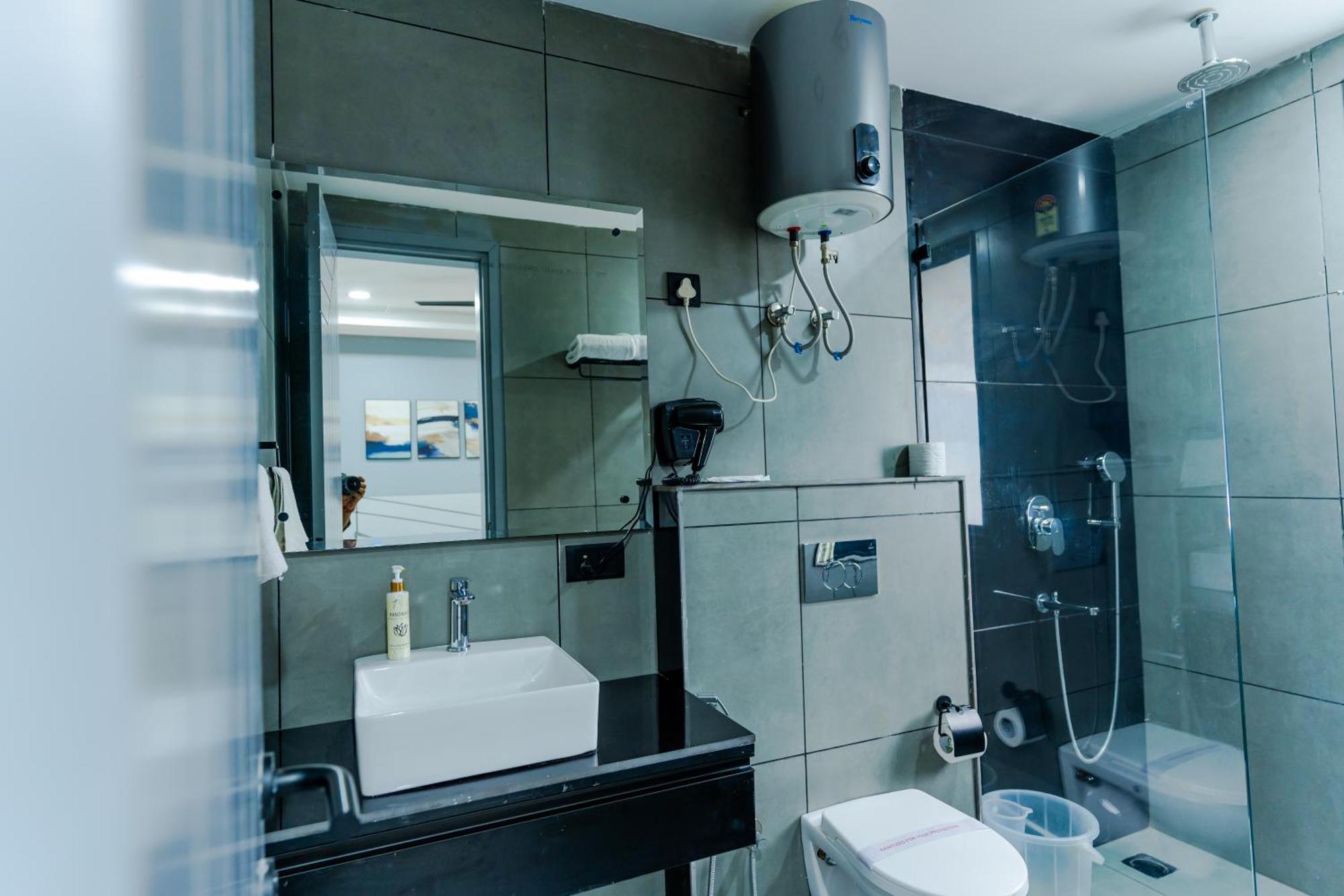 Bedchambers Luxury Apartment Near Golf Course Road Gurgáon Kültér fotó