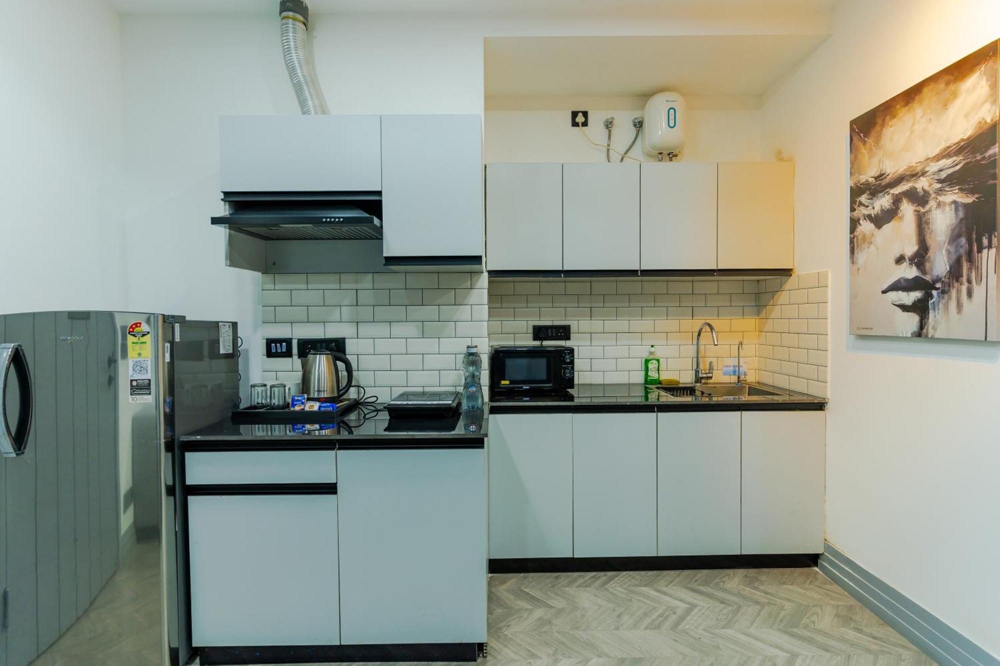 Bedchambers Luxury Apartment Near Golf Course Road Gurgáon Kültér fotó