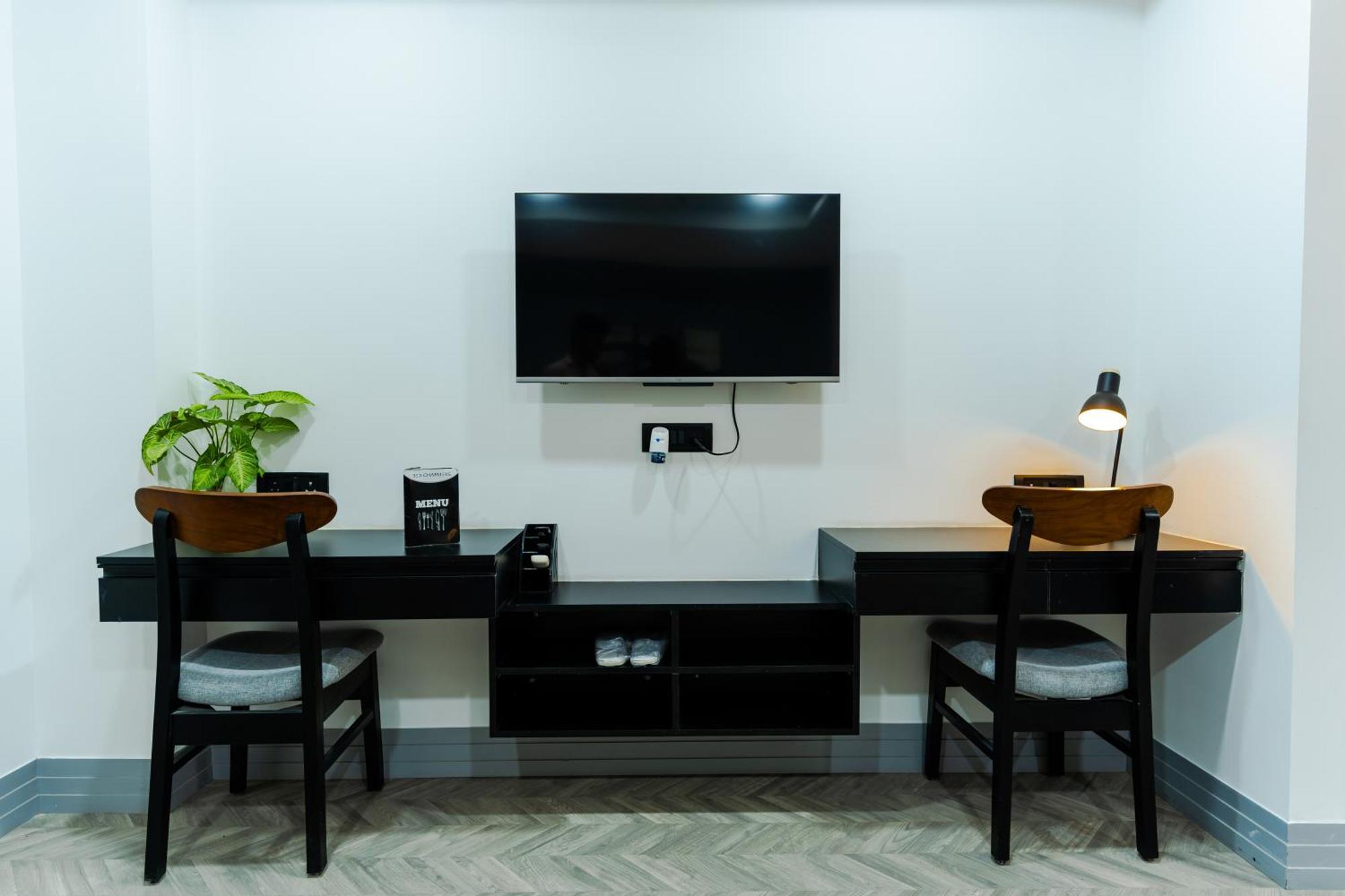 Bedchambers Luxury Apartment Near Golf Course Road Gurgáon Kültér fotó