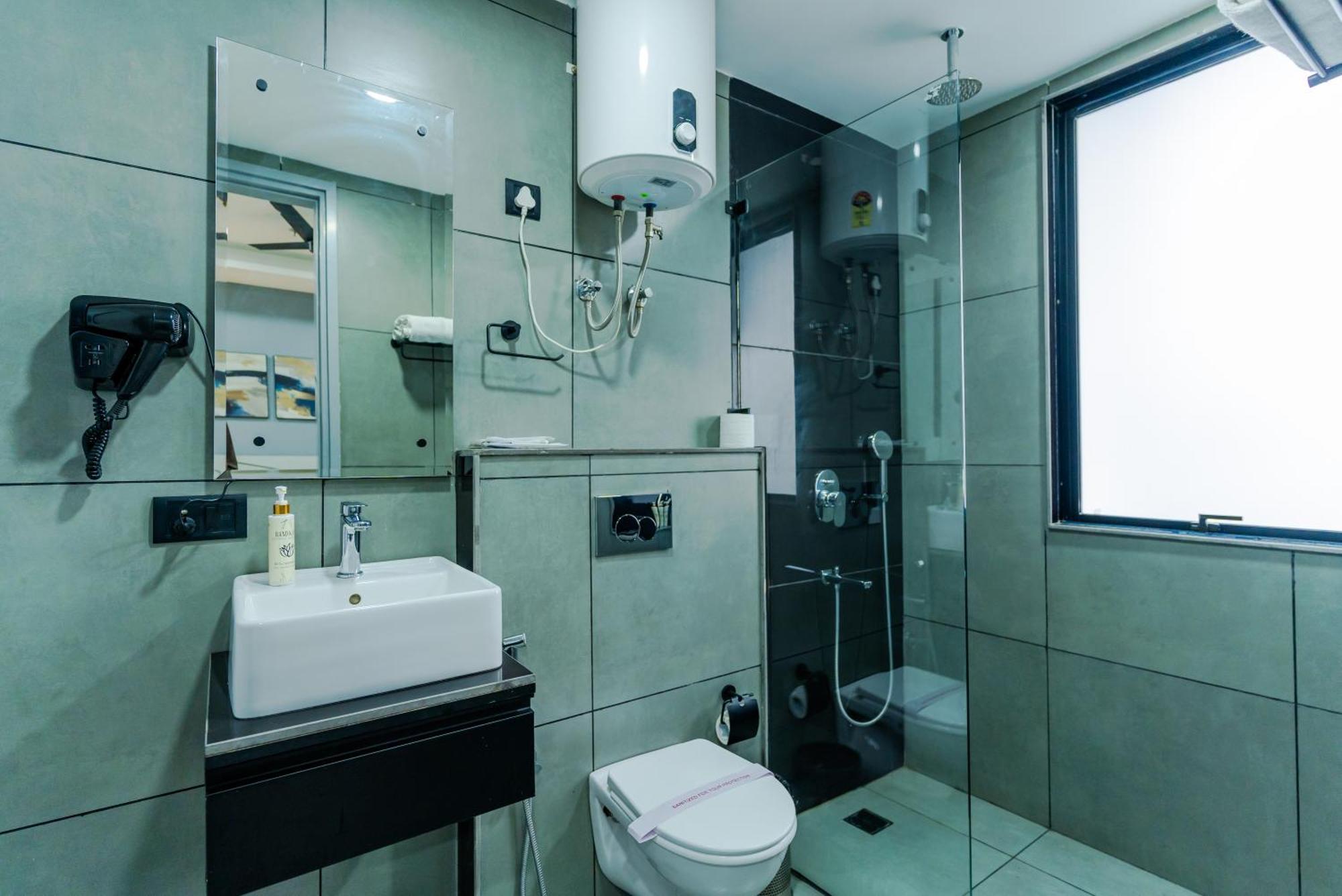 Bedchambers Luxury Apartment Near Golf Course Road Gurgáon Kültér fotó