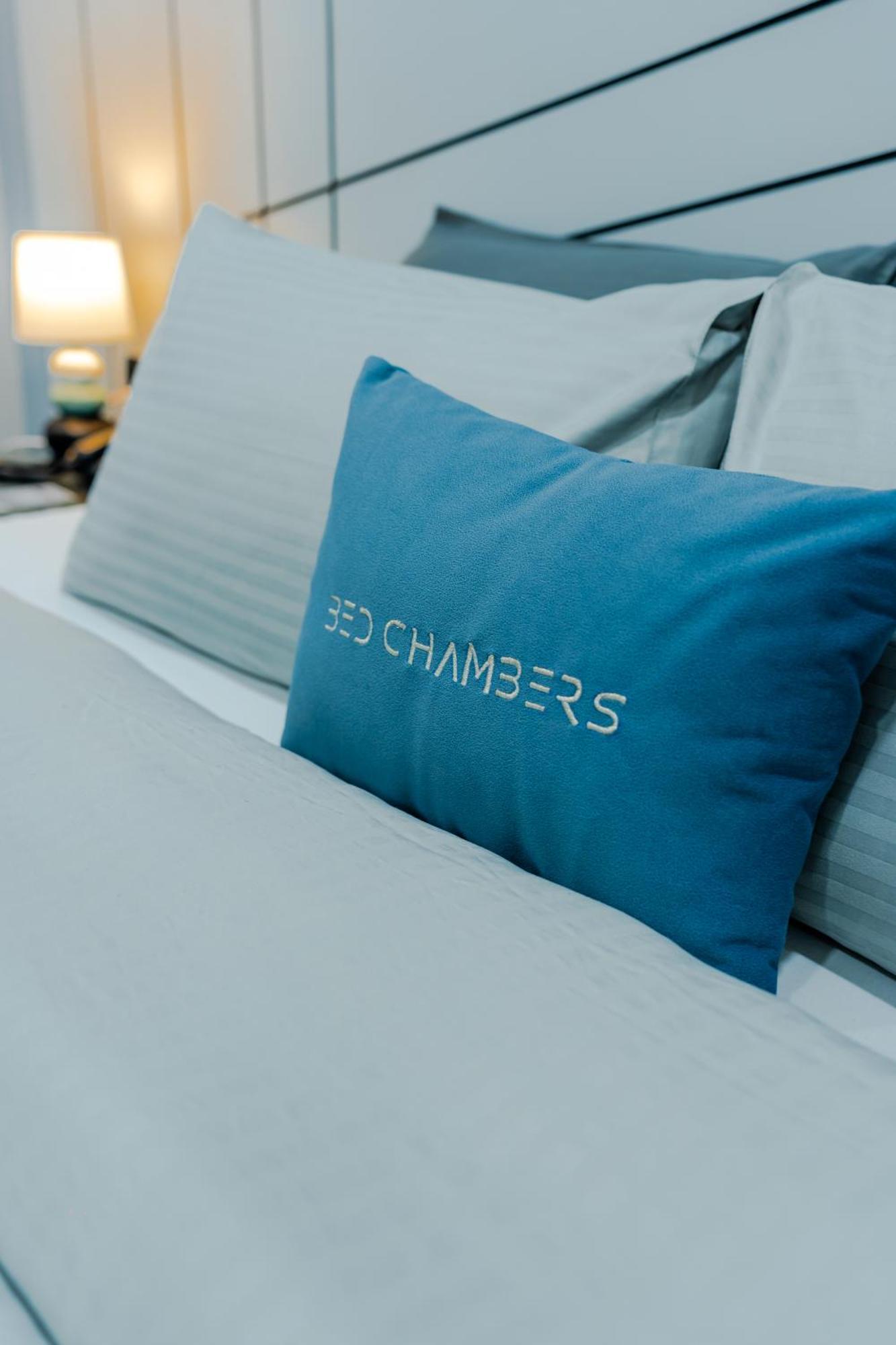 Bedchambers Luxury Apartment Near Golf Course Road Gurgáon Kültér fotó
