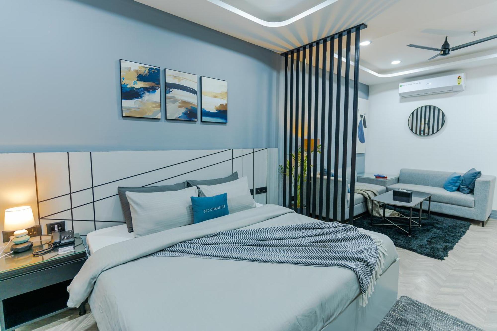 Bedchambers Luxury Apartment Near Golf Course Road Gurgáon Kültér fotó