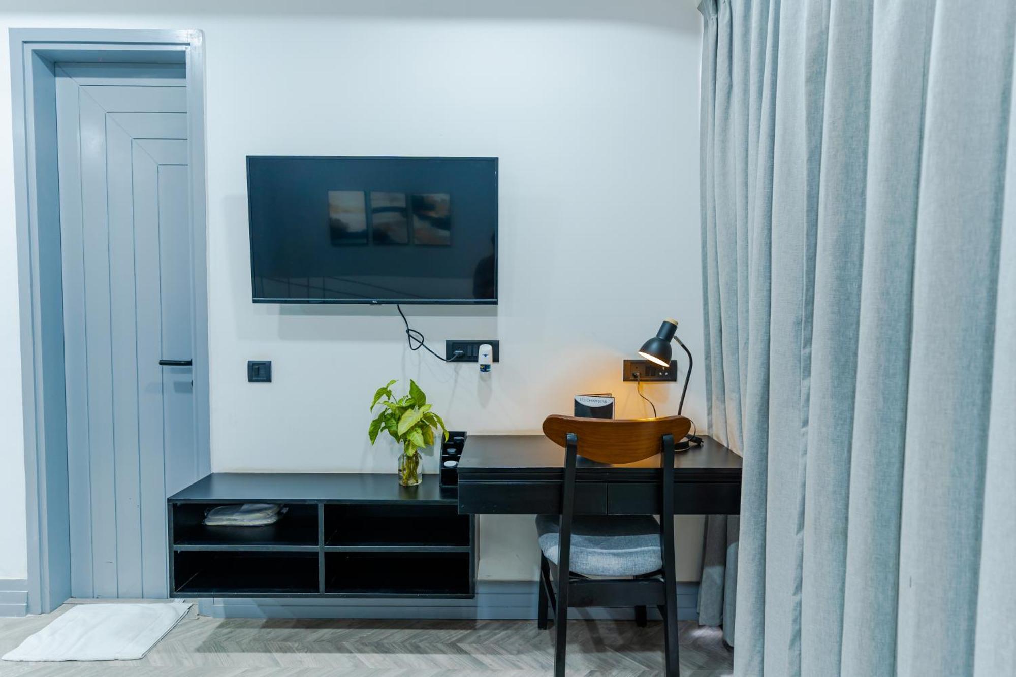 Bedchambers Luxury Apartment Near Golf Course Road Gurgáon Kültér fotó