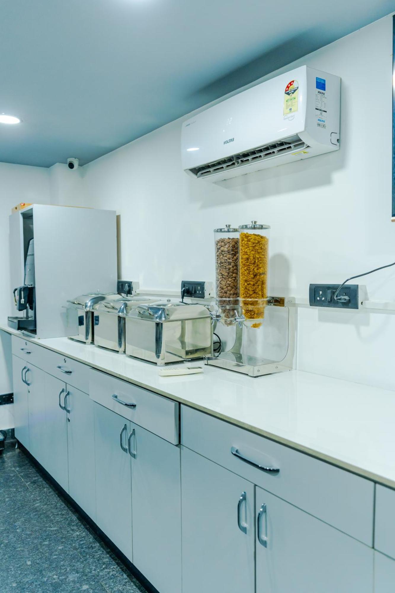 Bedchambers Luxury Apartment Near Golf Course Road Gurgáon Kültér fotó
