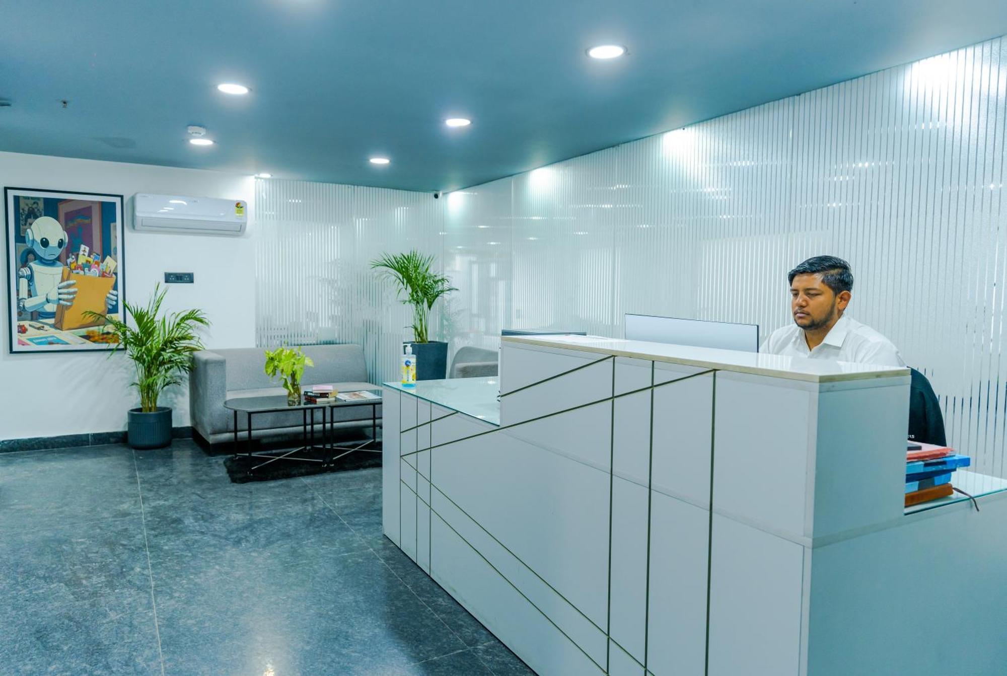 Bedchambers Luxury Apartment Near Golf Course Road Gurgáon Kültér fotó