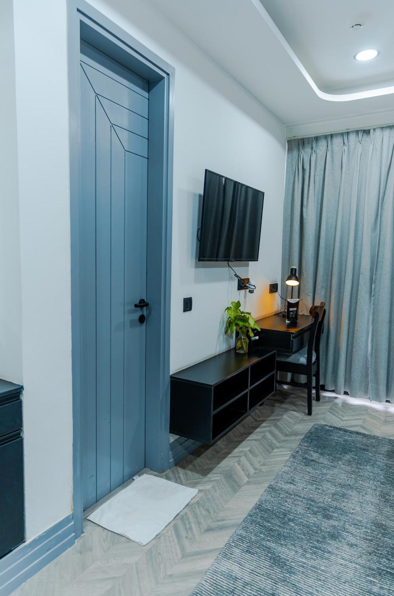Bedchambers Luxury Apartment Near Golf Course Road Gurgáon Kültér fotó