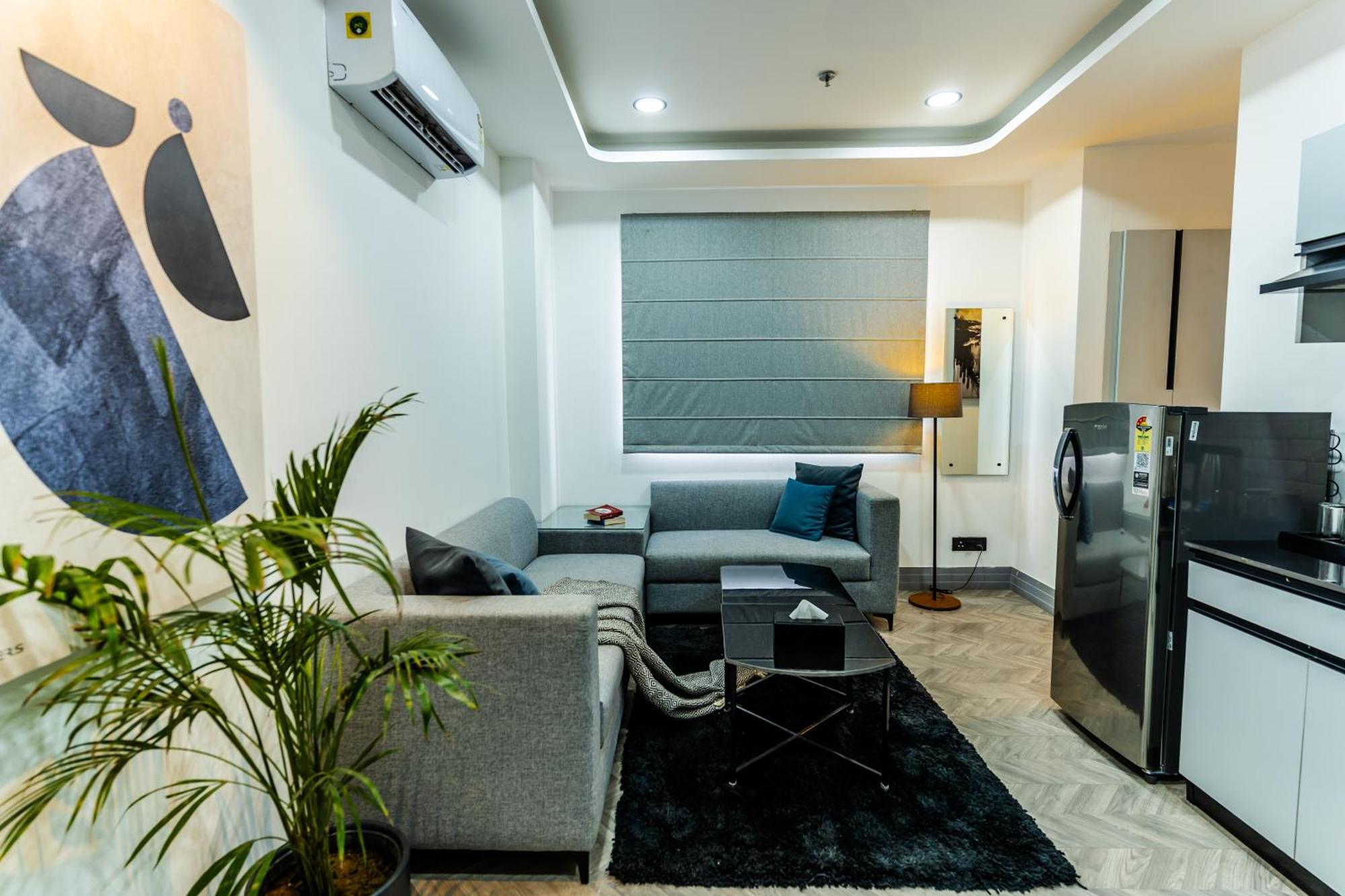 Bedchambers Luxury Apartment Near Golf Course Road Gurgáon Kültér fotó