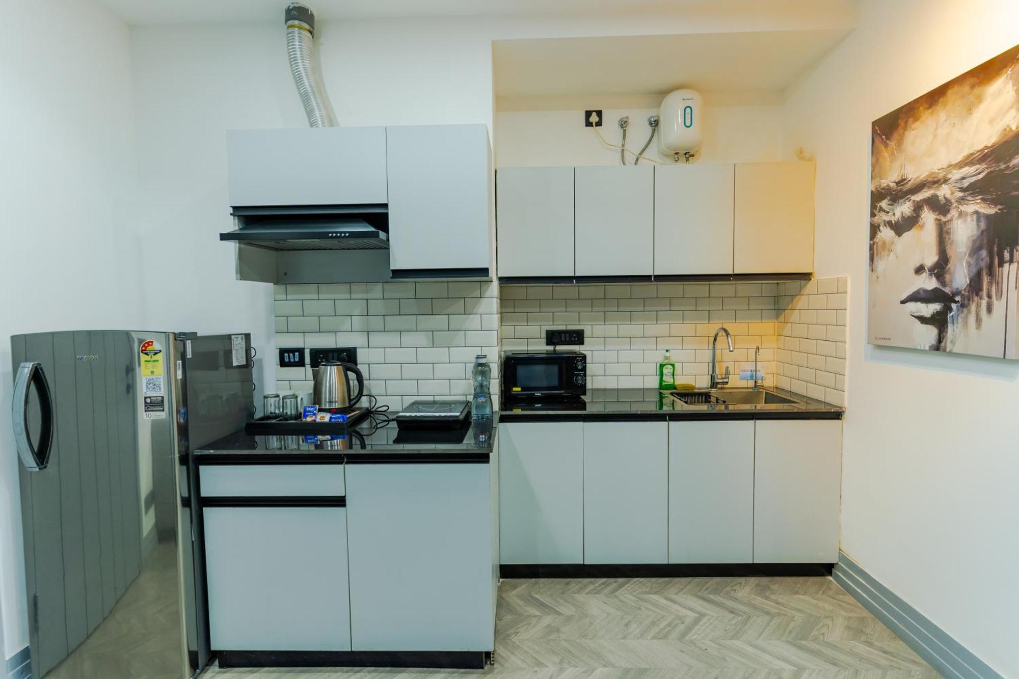 Bedchambers Luxury Apartment Near Golf Course Road Gurgáon Kültér fotó