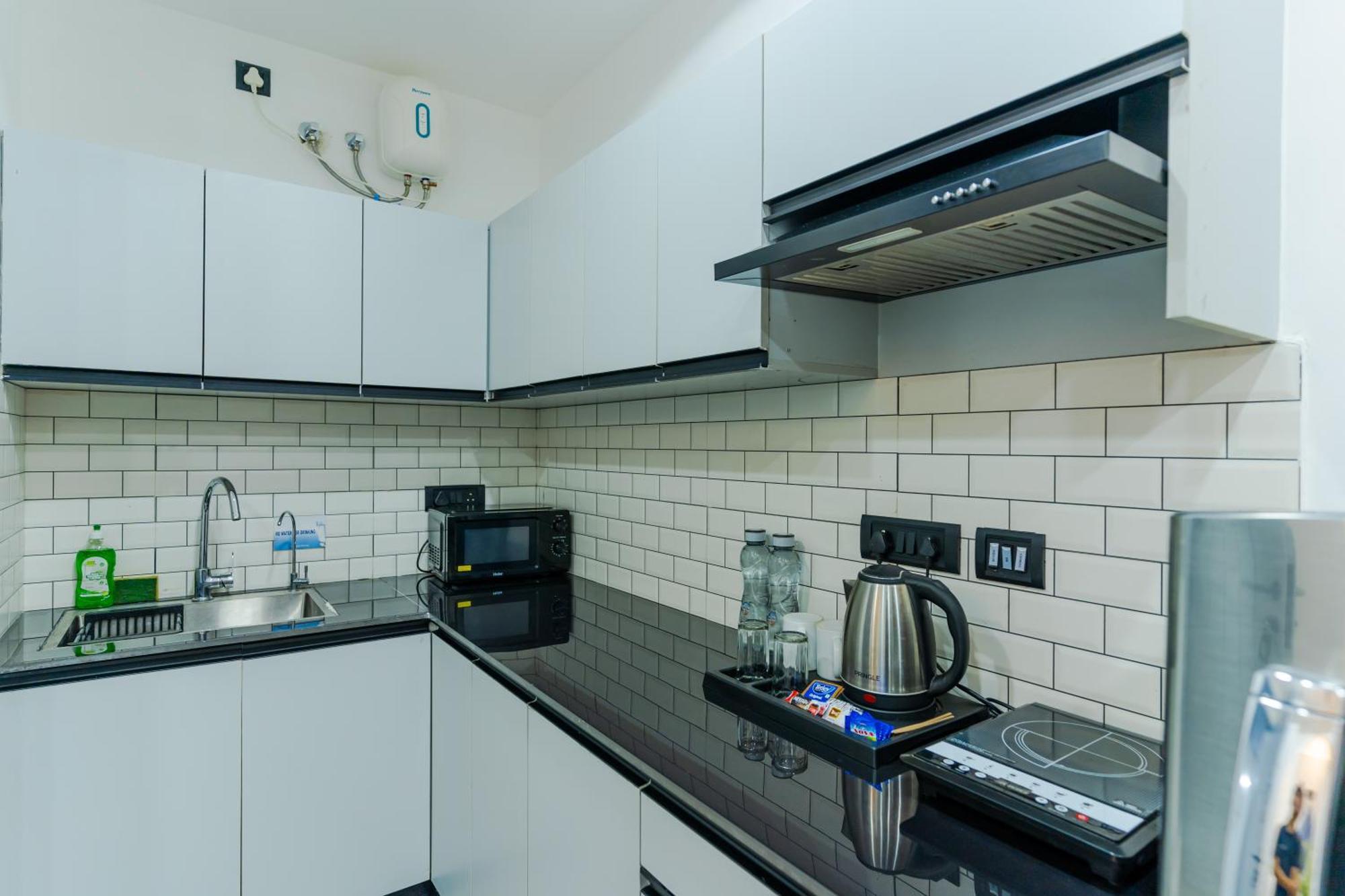 Bedchambers Luxury Apartment Near Golf Course Road Gurgáon Kültér fotó