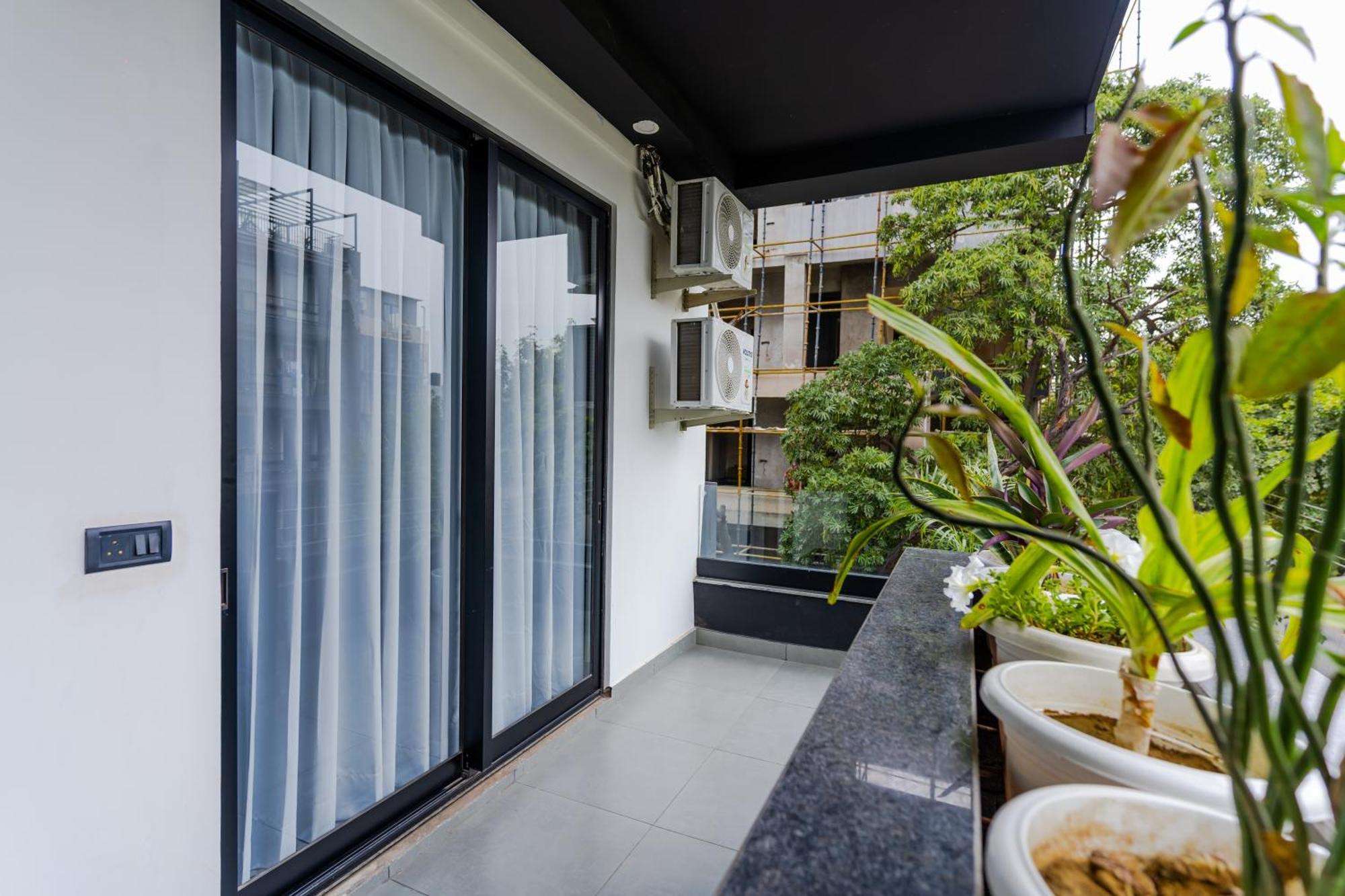 Bedchambers Luxury Apartment Near Golf Course Road Gurgáon Kültér fotó